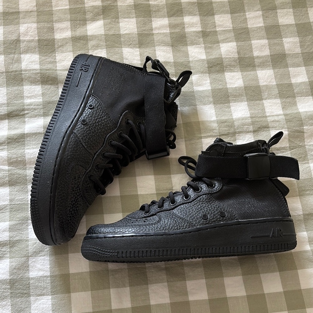 Nike SF AF1 Air Force MID Big Kids Shoes